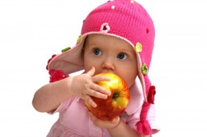 Baby_eating_an_apple_op_800x532